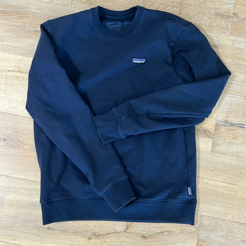 Patagonia crewneck sweatshirt in men’s size medium for sale.